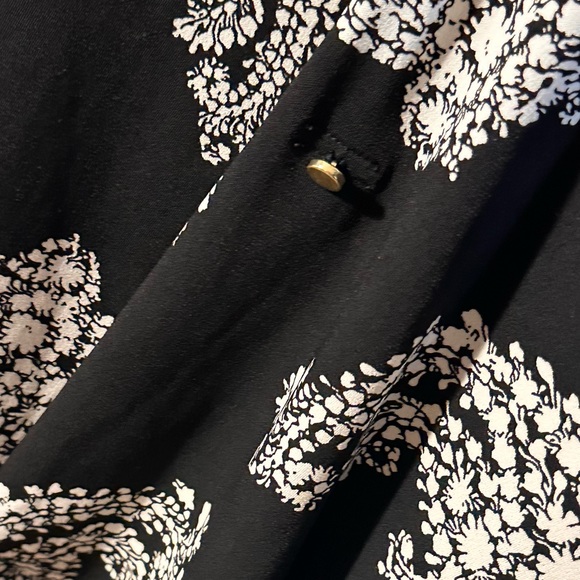 Liz Claiborne career long sleeve v-neck collarless blouse with roll tabs - Picture 5 of 6